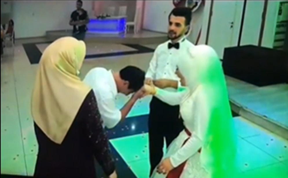 Düğünde Heyecanlanan Baba, Gelin Olup Evlenen Kızının Elini Öpüp Başına Koydu