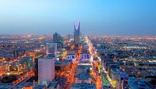 34 milyonun üzerinde nüfusa sahip olan Suudi Arabistan hem Arap Yarımadası'nın en büyük ülkesi hem de petrol kaynakları sayesinde Orta Doğu'nun en zengin ülkesi olma unvanını taşıyor.