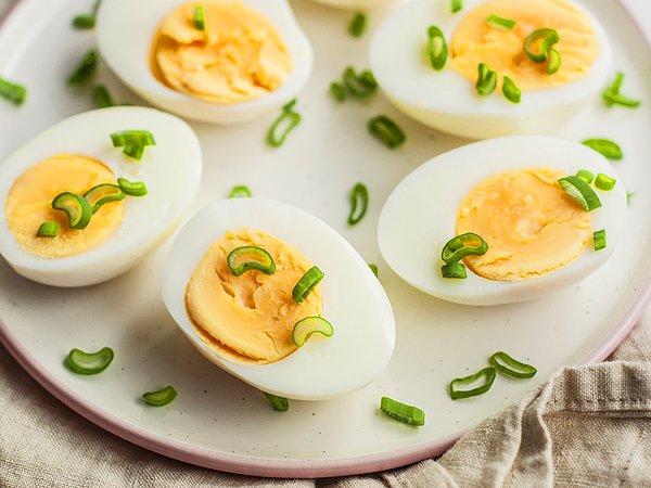 Yumurta dünyanın en mucizevi yiyeceklerinden bir çünkü vücuda alındığında yüzde yüz vücut proteinlerine dönüşebilen en kaliteli protein kaynağı. Acıktığınızda haşlayın bir yumurta, nasıl tok tutuyor inanamayacaksınız!