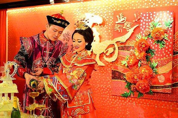 Ayrıca pek çok kültürde de ikinin önemini görmeniz mümkün. Mesela Çin kültüründe genellikle düğün törenleri için 2 ya da çifte mutluk anlamına gelen 囍 kullanmaya çalışırlar.