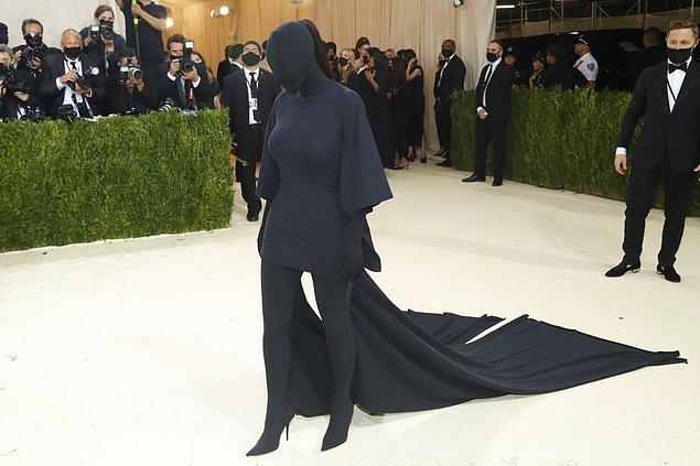 50. Kim Kardashian'ın Met Gala'da giydiği gold elbise. (2021)