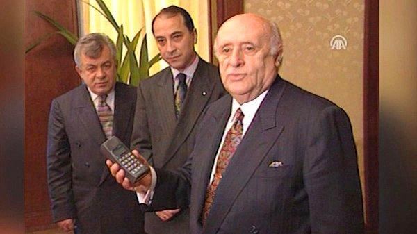 1. Türkiye'de 23 Şubat 1994'te dönemin Başbakanı Tansu Çiller'in dönemin Cumhurbaşkanı Süleyman Demirel'i aramasıyla gerçekleşen ilk cep telefonu görüşmesinin üzerinden 28 yıl geçti.
