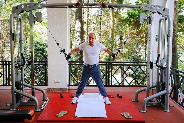 21. Sporun her türlüsü ile alakadar. Sochi'de bulunan Bocharov Ruchei devlet sarayında sporunu yapmayı asla ihmal etmiyor.