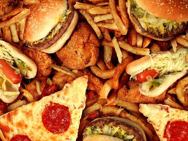 Daha iyi hissetmek için yemek yeme atağında ilk adım trans yağ içeren fast food ürünleri oluyor. Her ne kadar anlık tatmini sağlasa da maalesef bu yiyeceklerin vücuda olan zararları saymakla bitmiyor aynı zamanda depresyonu da tetikliyor. Özellikle trans yağ içeren gıdalardan uzak durmalısınız.