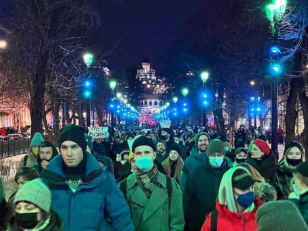 Gün içinde bireysel olarak savaş protestosu yapan kişiler, Moskova ve bazı kentlerde ellerine aldıkları dövizlerle Kremlin'in kararını protesto etmeye başladı.