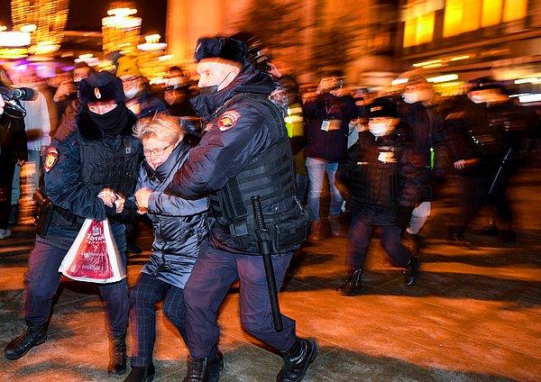 20.50 | Moskova ve St. Petersburg gibi kentlerdeki savaş karşıtı gösterilerden gözaltı görüntüleri geliyor.