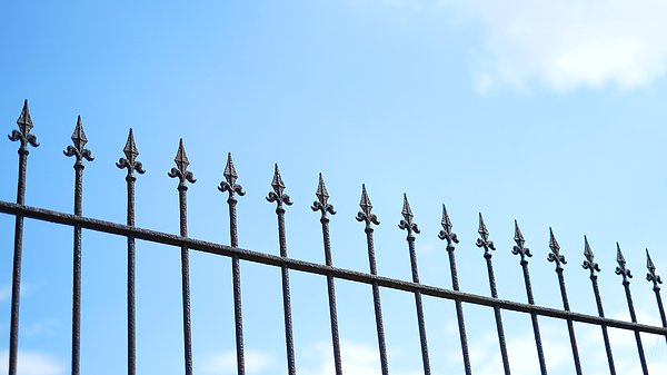 19. "Annem bir hemşire ve bu zamana kadar anlattığı en korkunç hikaye ise sarhoş bir kızın demir kapıdan tırmanırken düşerek çenesinin sivri uçlu demire saplanması...