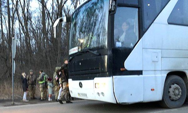 "Ukrayna askerleri arabaları ve otobüsleri durdurup 18-60 yaşlarındaki erkekleri Ukrayna Ordusu'na savaşa çağırdı."