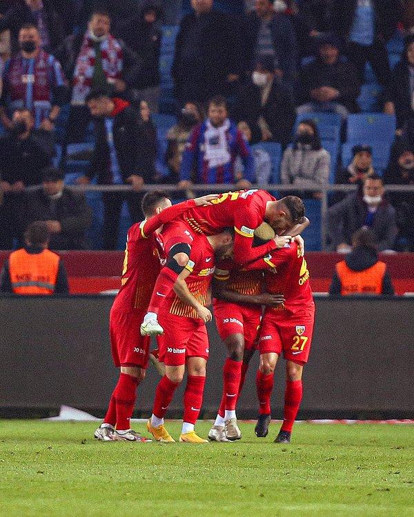 Lider Trabzonspor'a karşı kontra ataklarla gol arayan Kayserispor'un taktiği ilk yarıda oldukça başarılıydı. Gavranovic ve Mama Thiam'ın golleriyle devreyi 2-0 önde kapattılar.