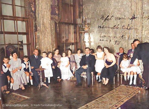 20. Mustafa Kemal Atatürk TBMM başkanı Kazım Özalp'ın oğlu Teoman'nın sünnet düğününde, 1931.