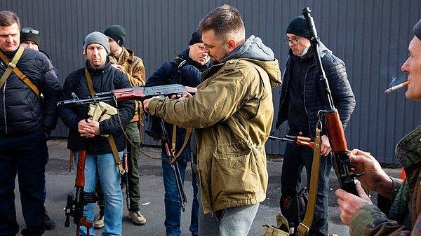 18:00 | Ukrayna İçişleri Bakanı, Kiev'de gönüllülere 25 binden fazla silah ve 10 milyon mühimmat dağıtıldığını açıkladı.