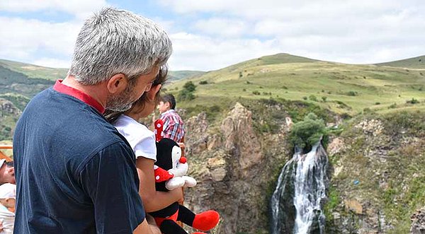 Susuz Şelalesi ve döküldüğü vadiyi tepeden izleyebileceğiniz bir teras da bu bölgenin sınırları içerisinde mevcut!