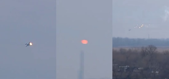 Herson Şehrinde Rus Su-15 Savaş Uçağının Ukrayna Hava Savunma Sistemi Tarafından Vurulduğu Anlar