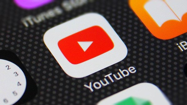 1. YouTube, devlet destekli medya kuruluşu Russia Today de dahil olmak üzere birçok Rus kanalının video hizmetinden gelir elde etmesini askıya aldı.