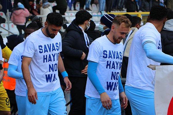 Maç öncesi mavi-beyazlı takımın kadrosundaki tüm oyuncular seremoniye 'Savaş’a hayır (No War)' baskılı tişörtlerle çıktı.