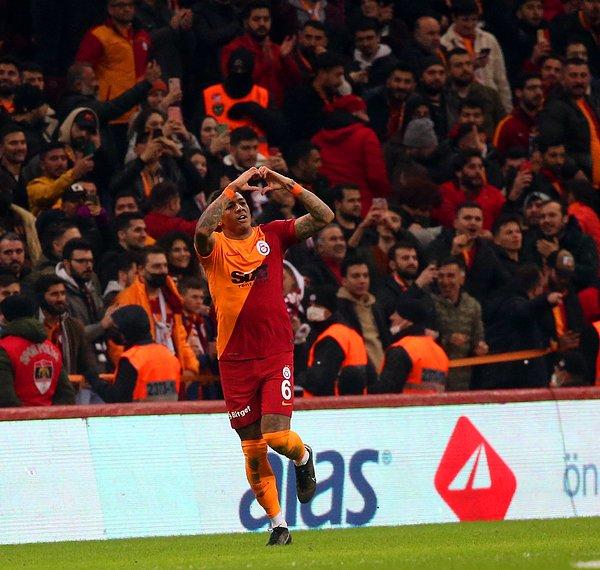 40. dakikada organize gelen Galatasaray, Hollandalı sol beki Patrick van Aanholt ile durumu 1-1'e getirmeyi başardı ve devre bu sonuçla sona erdi.