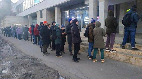 Ruslar bankaların önünde kuyruk oluşturdu!