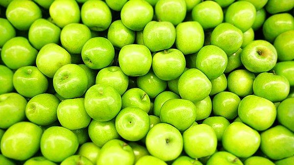 8. Yeşil elma da bir diğer az kalorili yiyeceklerden. Denir ki Lokman Hekim'in kaybolan ölümsüzlük sırrı günde 1 adet elma yemekmiş...