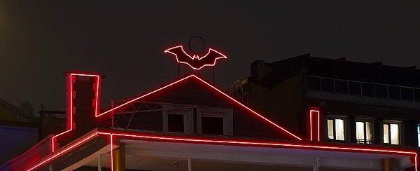 Çatısındaki Batman logosu ışıklandırmasına ve tasarımına bayıldık. Batman de burada yiyor olabilir mi?