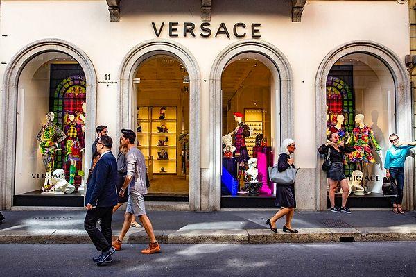 2. Gianni Versace tarafından Versace markası en zaman kurulmuştur?