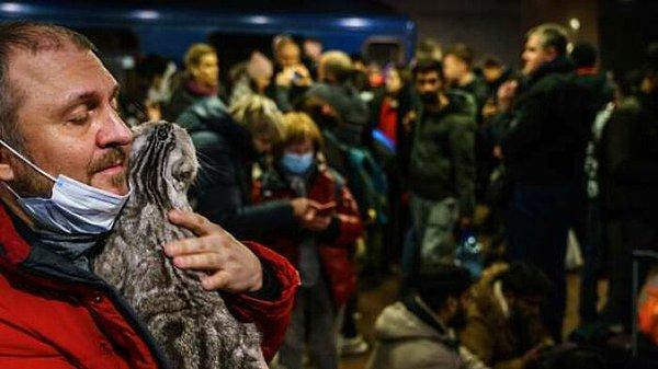 6. "Ukrayna'da metroya sığınan insanlar ve kedisini koruyan bir adam."