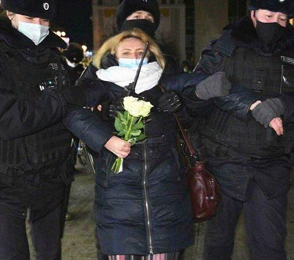 12. "Ne kadar da güçlü bir fotoğraf. Ukrayna'daki Rusya işgalini protesto eden Rus bir kadın."
