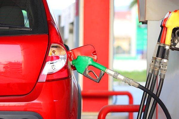 12. EPGİS tarafından yapılan açıklamada, bu geceden geçerli olmak üzere benzine 88 kuruş, motorine ise 1,51 TL zam yapıldığı belirtildi.