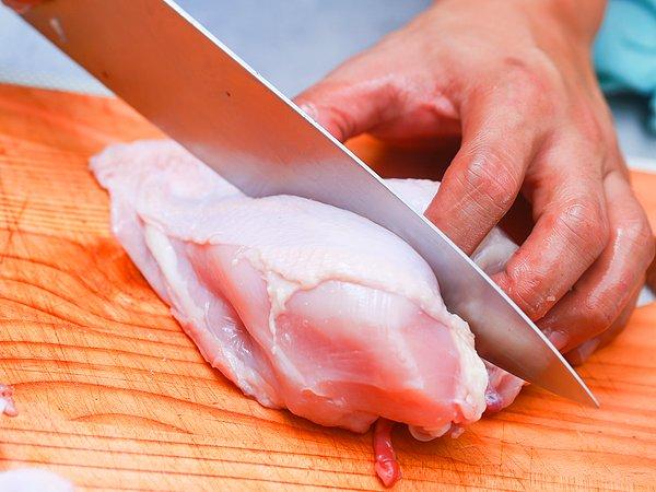 Sadece bununla da kalmıyor; aynı zamanda eti doğradığınız tahtayı, bıçağı kısacası etin değdiği her yeri yıkamalısınız.