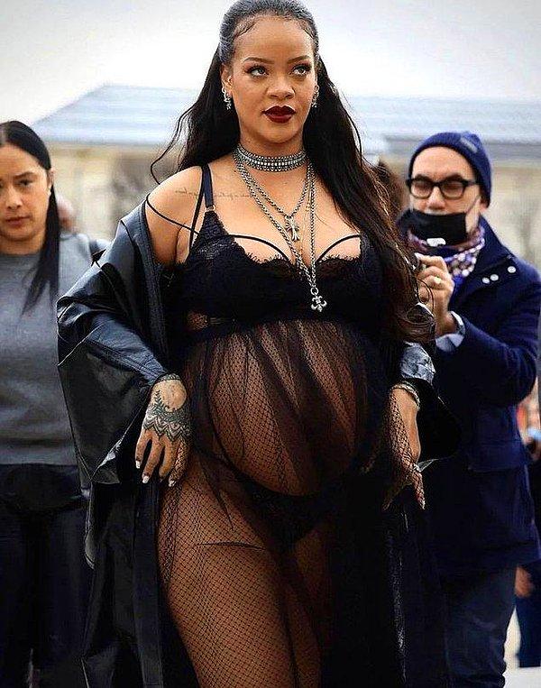 Paris'teki Dior defilesine katılan karnı burnunda Rihanna'nın bu transparan kıyafeti çok konuşulmuştu.