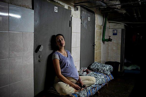 Bomba seslerinin altında sığınakta hayatta kalmaya çalışan hamile bir kadın.
