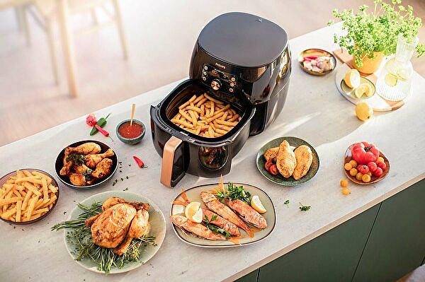 Airfryer'lar aynı fırın gibi sıcaklığı iletmek için havayı kullanıyor.