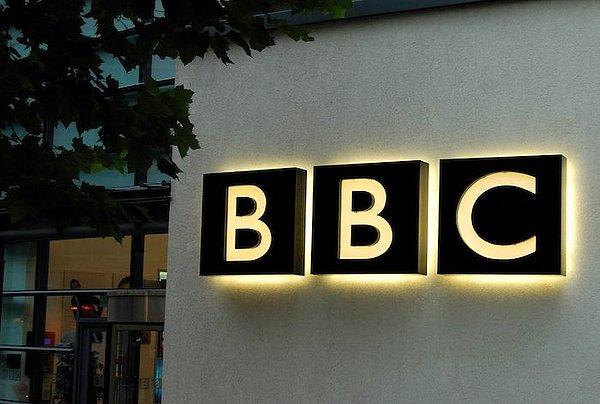 İngiliz yayın kuruluşu BBC, Rusya'da Ukrayna'daki savaşa ilişkin "sahte bilgi yayanlara" 15 yıla kadar hapis cezası öngören yasa tasarısının parlamentonun alt kanadı Duma'da onaylanmasının ardından, bu ülkede görev yapan tüm gazetecilerinin çalışmalarını "geçici olarak" askıya alacağını duyurmuştu.