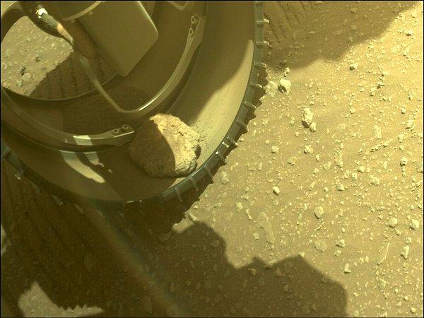 10. NASA'nın Mars'ta çalışmalarını sürdüren Perseverance uzay aracının tekerleğine taş girdi. 25 Şubat'ta çekilen fotoğraf, 'Haftanın Görüntüsü' seçildi.