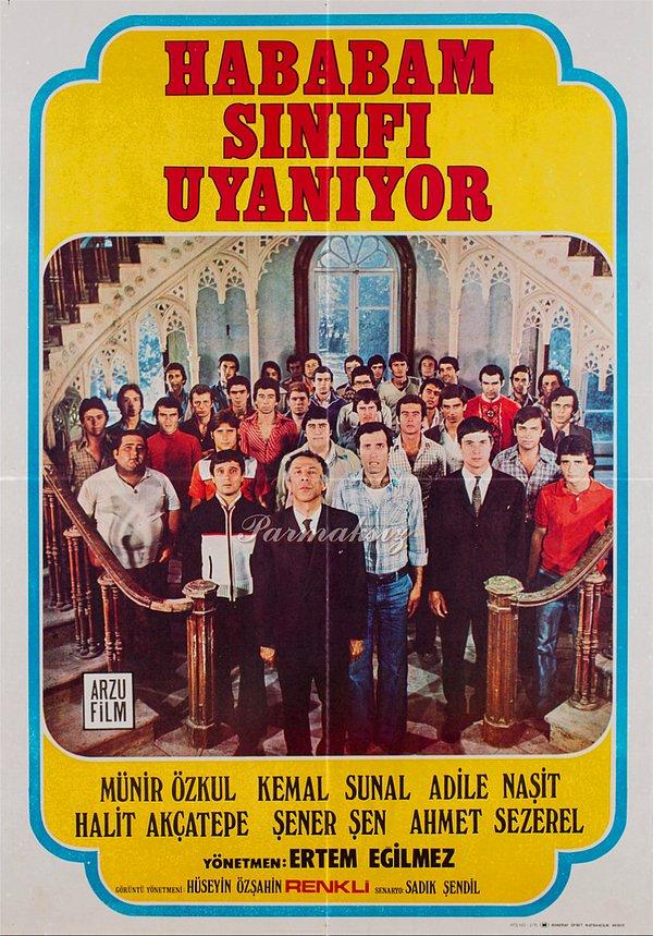 Hababam Sınıfı serisinin üçüncü filmi olarak 1976'da çekilen Hababam Sınıfı Uyanıyor filmi, şüphesiz serinin en iyi filmlerinden birisi. Türk sinema sektörünün mihenk taşı olan Hababam Sınıfı serisi, pek çok usta oyuncunun hayatımıza girmesine de vesile oldu.