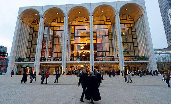 Sanat dünyasında ise ABD'deki en büyük klasik müzik organizasyonu olan Metropolitan Opera, olayların ardından Vladimir Putin'i destekleyen sanatçıları bünyesinde barındırmayacağını açıkladı.