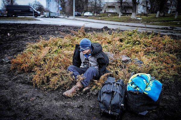 2. Ukraynalı siviller, Kiev sokaklarında Rus casuslarını ve 'sabotajcıları' tespit etme görevini üstleniyor.