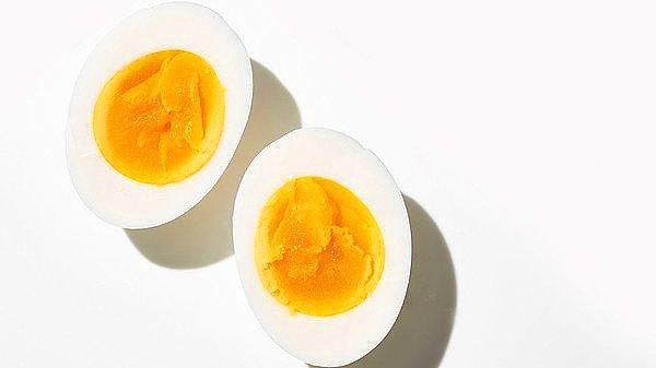 4. Kahvaltıda mutlaka haşlanmış yumurta tüketin. Bu yöntemle hem günün ilk öğününde protein almış hem de içerdiği sağlıklı yağlarla daha temiz içerikli bir kahvaltı etmiş olursunuz.