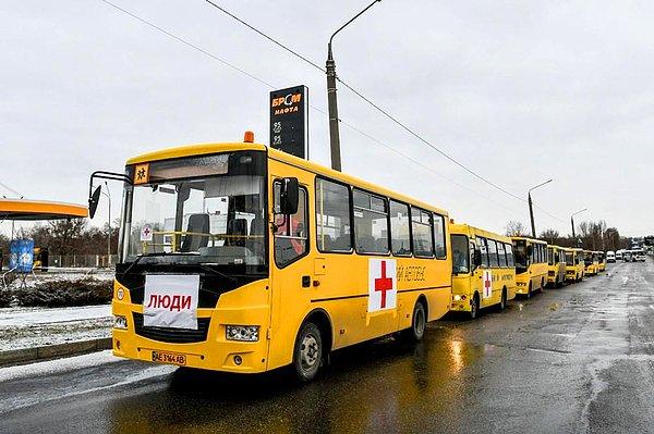 5. Ukrayna'nın Mariupol şehrine insani yardım götürecek ve oradan sivilleri tahliye edecek olan yaklaşık 30 otobüs, Zaporijya bölgesinde bekletiliyor. Dünkü insani koridor girişimleri başarısız olurken taraflar birbirini suçladı. Son olarak Moskova bugün saat 10.00 itibariyle birçok kentte insani koridorlar için saldırıları geçici olarak durduracağını açıkladı.