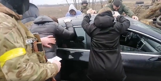 Siz Savaşta Değil misiniz? Sivil Aracı Arayan Ukraynalı Askerlerden Sürpriz Evlilik Teklifi Organizasyonu