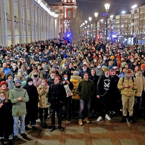 6. Tutuklanacaklarını bilen Rus vatandaşların cesaretleriyle birlikte savaşı protesto etmeleri.