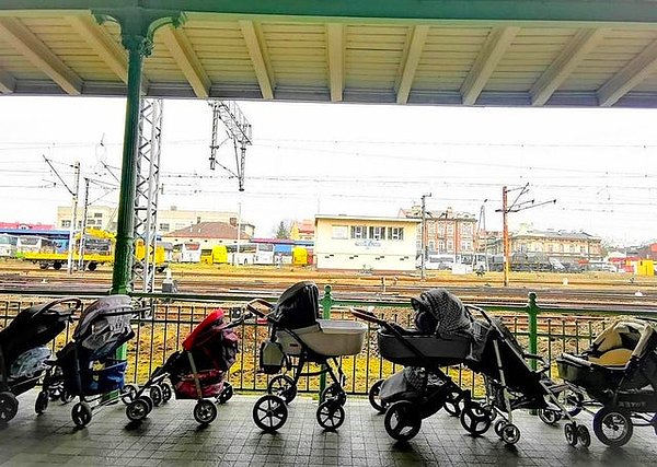 14. Polonyalı anneler Ukrayna'dan gelen anneler için ihtiyaçları olursa diye tren istasyonuna bebek arabaları bıraktı.