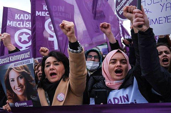 6. "İstanbul'da geçtiğimiz sene mitinge katılan kadınlar."