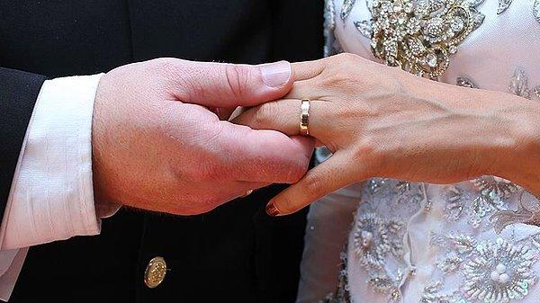 14. “Annem eski eşiyle aldığı yüzüğünü çıkartmayı unutup düğüne öyle gelmişti.”