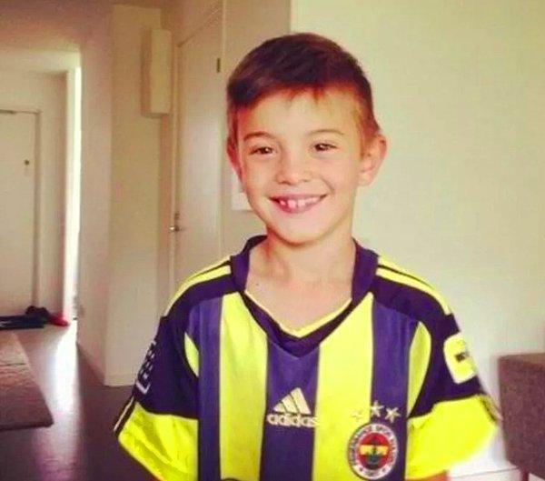 Babasının Türk olduğunu söylemiştik ve kendisi de sıkı bir Fenerbahçeli. Benfica, İsak Vural'ın transferini engellemeye çalışsa da Başkan Ali Koç yıllardır takip ettiği futbolcuyu sarı lacivertli renklerle buluşturmayı başardı.
