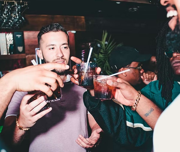 6. Очень неловко, но когда я учился в колледже, то постоянно заказывал римскую колу, потому что слышал, как все остальные заказывают это. Оказывается, я просто плохо расслышал впервые это название, и это просто оказался ром с колой