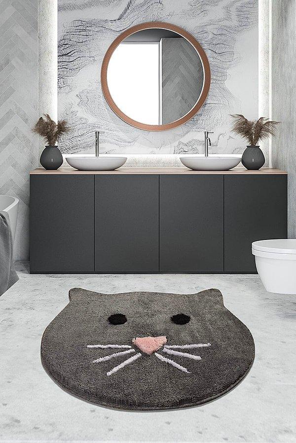 7. Kaymaz tabanlı, çok sevimli kedili banyo halısı.