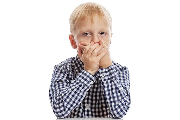 13. Мой дедушка спрашивал меня, когда я был ребенком, могу ли я говорить, не шевеля губами. Будучи тупым ребенком, я всегда старался изо всех сил это сделать и думал, что у меня это хорошо получается. 20 лет спустя я понял, что старик просто велел мне заткнуться, ха-ха. Жаль, что я не могу дать ему понять, что наконец-то понял это.