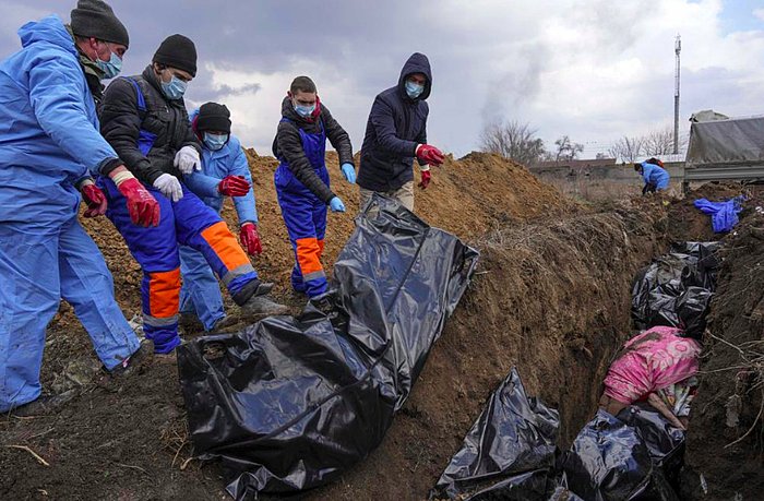 Rusya'nın Bombaladığı Mariupol'de Hayatını Kaybedenler Toplu Mezarlara Gömülüyor