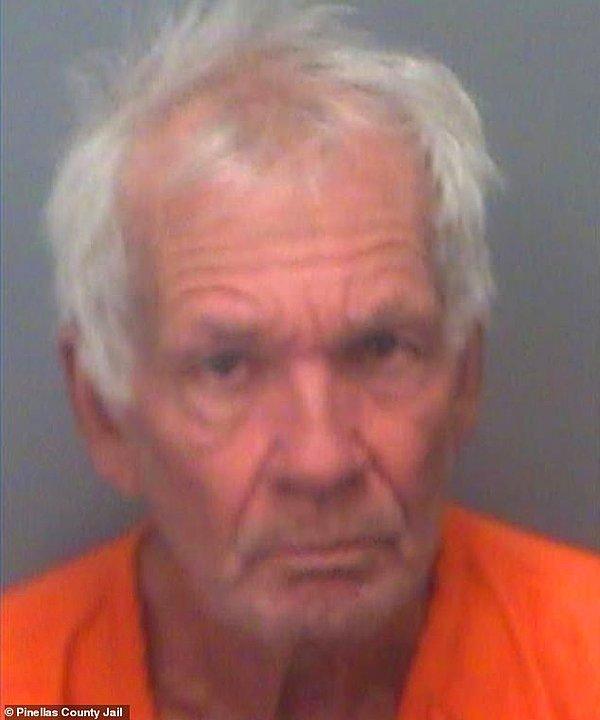 64 yaşındaki Kenneth Clark Carlyle isimli adam komşusunun evinin bahçesindeki cam masaya tuvaletini yaptığı iddiasıyla tutuklandı.