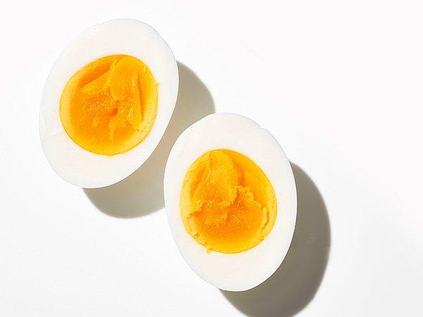 Katı kıvamlı yumurta için: Kaynadıktan 7 dakika sonra alırsanız hafif kayısı, 8 dakika sonra alırsanız tam kıvamlı, 10 dakika sonra alırsanız katı kıvamlı yumurta elde edersiniz.